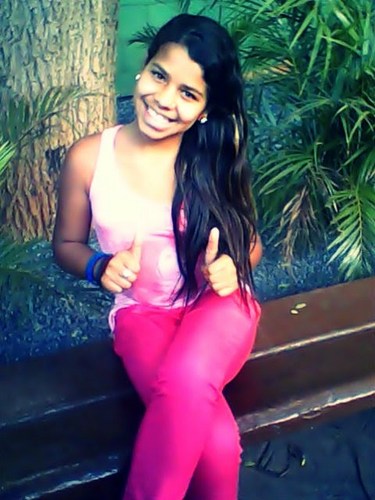 Sou aquela que não segue padrões...
Que estrapola na hora de se divertiir
Que ama além do que se chama amor ~~♥