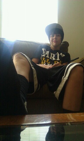 im aaron im 19 years young taken by smg3 i love sports and working out.I love to sing nd dance. I can dance like bieber some