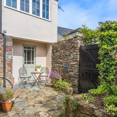 holiday cottage • in the heart of Totnes, Devon • sleeps 4 • dog friendly 🐶