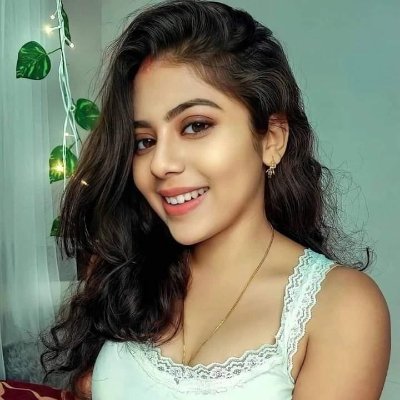 karishma150899's profile picture. 🌹लिखने को हर दिन आधा इश्क़ लिखता हूँ ,
तुम आओगे तभी तो पूरा होगा।🌹