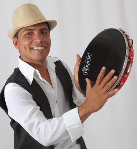 Meu nome é Alessandro. Podem me chamar de @PopoNossoJeito Sou o único proprietário do @SambaNossoJeito. Toco, canto no @PagodedaTorre. Fone: 88498830