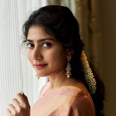 #SaiPallavi such an angle and her looks ♥️. I personally absolutely adore - Her mind blowing dance, her natural beauty, and her killer acting! @Sai_Pallavi92 ✨️