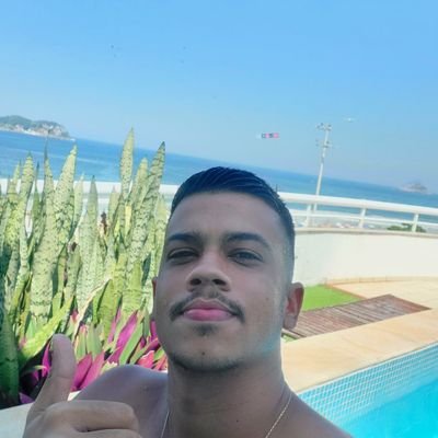 Jvtorquato10's profile picture. @flamengo

jogador caro, bonito, famoso, rico...
esse é o Neymar, eu só sou o João mesmo