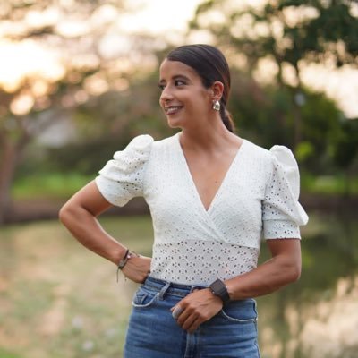 Periodista y presentadora. Amante de los buenos libros, una gran sonrisa y un buen plato de pasta.