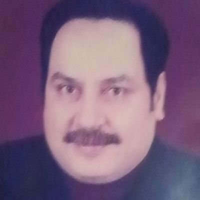 ((المقال الساخر)):الصحفى يريدتعليقاسريعا ارسلت يوماتعليقات ساخرةإلى الاستاذ/ احمدرجب..ف عموده ١/٢كلمةكتب:
كان لدينازمان جورج ابيض..
ولديناالان جورج اكثربياضا.!