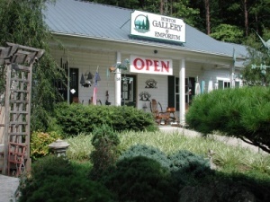 A premier gallery for regional landscapes in oil, decorative original art,
hand crafted wood furniture, wood bowls, carvings, pottery, and other
fine craft.