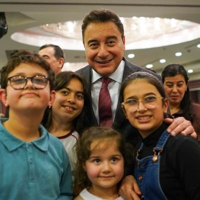 Galatasaray,Doğa Sever.Ekonomi bilir.Deva Partisi Gönüllüsü. Atatürk Üniversitesi/ İşletme Fak.