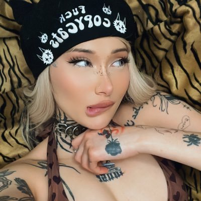 REAL ESTATE 🏡 ANIMAL RIGHTS ACTIVIST 🐓🐖🐄✊🏽 ANIME NERD 🥷🎐👺PLANT ENTHUSIAST 🪴 WORLD ADVENTURER ✈️🌏 IG: BADDDKITTY