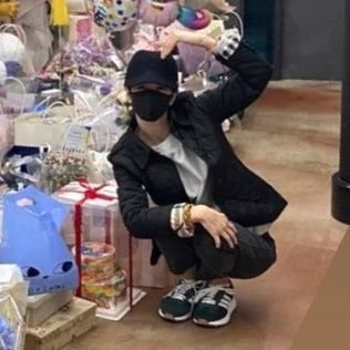Yeye's gift for actress #SEOYEAJI
#SeoYeaJi #SeoYeJi #서예지 #ソ·イェジ
#徐睿知 #FromYeyesToYeaji