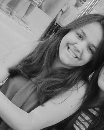 'Vai, esquece do mundo. Molha os pés na poça. Mergulha no que te dá vontade. Que a vida não espera por você. Abraça o que te faz sorrir. Sonha que é de graça .'