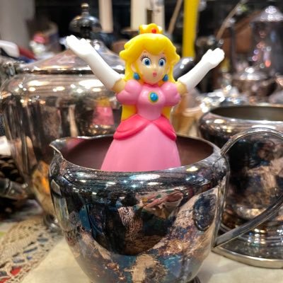 Jiezixiaojie's profile picture. 拜托，谁想跟你闲聊？ 到底什么时候才能告诉我有关对抗外星入侵的可行方案？