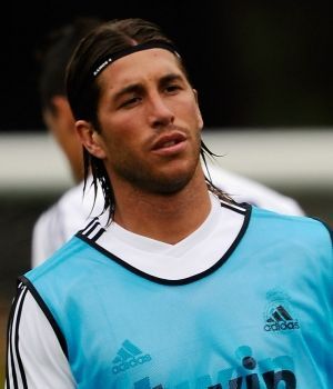 Sergio Ramos García (30 de marzo de 1986 en Camas, Sevilla, España). Es un futbolista español que juega actualmente en el Real Madrid con el dorsal número 4.