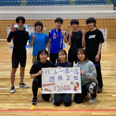 白鴎大学のバレーボールサークルです！みんなで楽しくワイワイやってます！ほぼほぼ未経験なので、未経験の方大歓迎です！もちろん経験者も大歓迎です！ /活動日時:毎週木曜日17時〜19時/場所:大学の体育館、市町の体育館等/活動内容:バレーボール🏐、BBQ🍖、飲み会🍻スノボ🏂/気になった方はDMまで！#春から白鴎