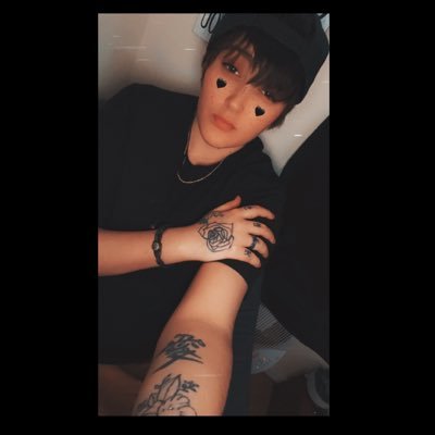 champagne face • 28 • where the fuck is my lighter • 🏳️🌈 - hailey 🤍 •