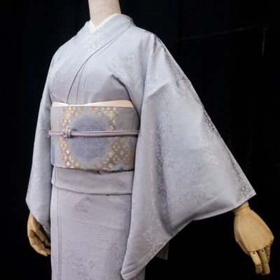 歌舞伎やオペラなど感性を高めてくれるものが好き。
美味しいご飯とお酒、クラシック音楽、着物、美しい物をこよなく愛する女です。