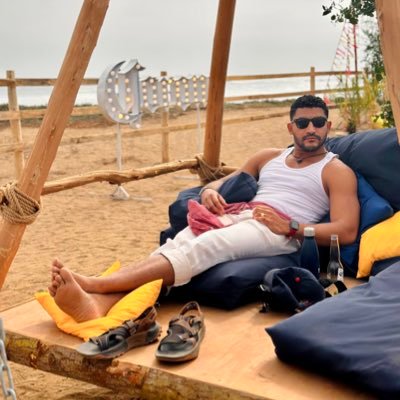 sir_ramoncho's profile picture. The giggle at a funeral