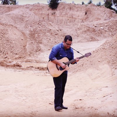 Cristiano. Esposo.Padre.Músico. Algo de poeta.