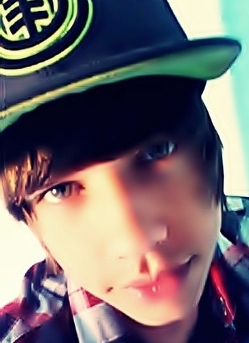 • 'Biografia {?}
   Fala sério! 
   Como vou resumir minha
    vida aki no #twitter?
    ;P
    Somente  #SkatesOnly