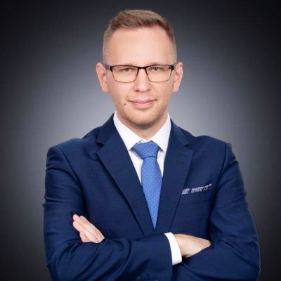 Advokát. Dělník soutěžního práva, fanoušek ústavního práva a ve volném čase hokejový rozhodčí.