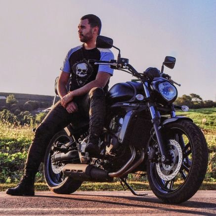 Um jogador de vídeo game que gosta de música, motos e de trabalhar com T.I.