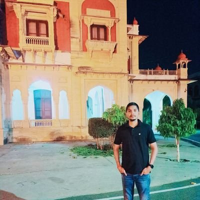 ajay1897yadav's profile picture. छोटी सी जिंदगी है
गुरुर नहीं शौक पालिए,,,,,🙏
