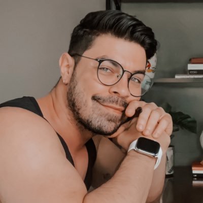 Publicitário, Brand Designer, Capricorniano e apaixonado por café.