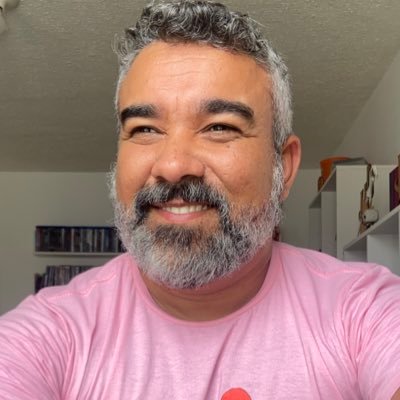 Mestre em Crítica pela UERJ, escritor, roteirista, professor, dramaturgo… Textos no @seriemaniacos e na minha passagem pelo @omelete🇧🇷🇺🇸