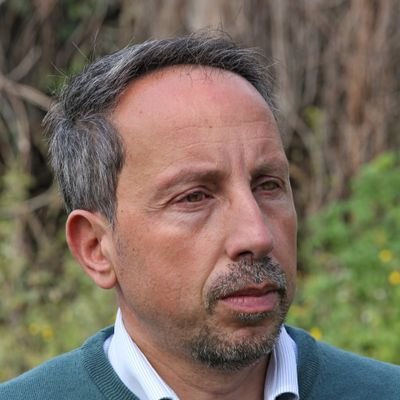 Giornalista ed esperto in comunicazione istituzionale, politica e sportiva.