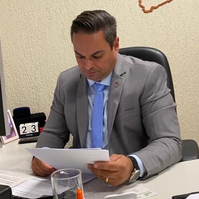 Cidadão de Minas. Jornalista. Repórter de tv. Papai do Vicente. Marido da Carol. Deputado Estadual por Minas. Conselheiro do América Futebol Clube