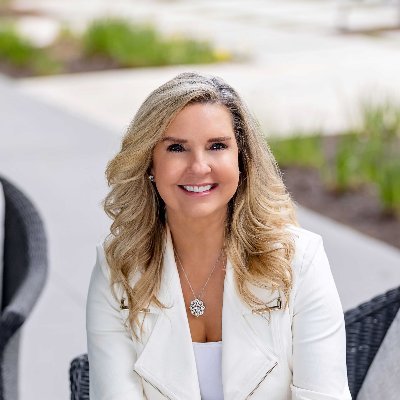 SVP @DellTechPartner. Advocate for #womeninstem. Proud Gator fan. Host of The Partner Connection Podcast. Follow me on LinkedIn: https://t.co/x0MrK7TpdV