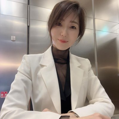 I'm from Kowloon, Hong Kong. I'm a very cheerful businesswoman engaged in inteHelrnational trade wholesale industry. I currently work and live in New York, USA.