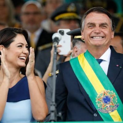 De direita, conservador… sempre priorizando a Deus, família, liberdade e o amor ao próximo.
