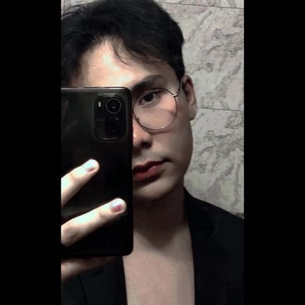 Amirowsky's profile picture. کل این دنیا یه رویاست ایول، همشو میدونم از اول