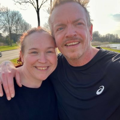 A skating mom (34) and a running dad (53). Parents of 4 daughters.  Love all about running. And loud music! 🤟🏻🏃🏼‍♂️❤️
