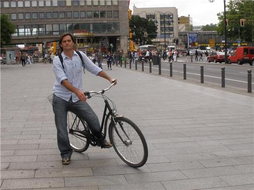 41 años.Casado con una hija y empezando a vivir. todavia no tengo biografía. Estoy en ello  con empeño