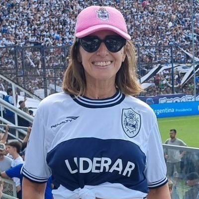 Profesora en Historia UNLP, Productora de Modas,  Profesora de la Universidad de Palermo, del ISFD 136 y del 17.
Hincha de Gimnasia y Esgrima de La Plata