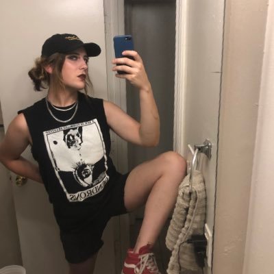 chef_girlardee's profile picture. My mom says I can only be punk on the weekends