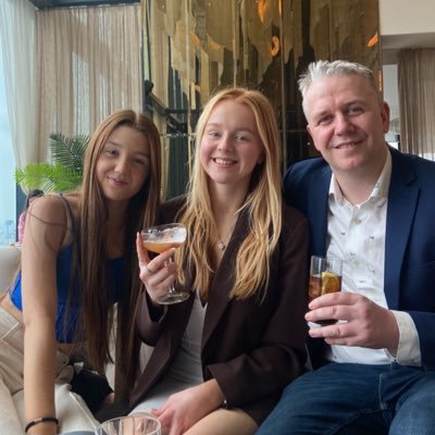 Dad of two beautiful daughters 👨‍👧‍👧Everton ⚽️💙Bon Jovi 🎸Aviation✈️ F1🏎 Netflix 📺 Instagram @evertonshirtcollection @bonjovicollection