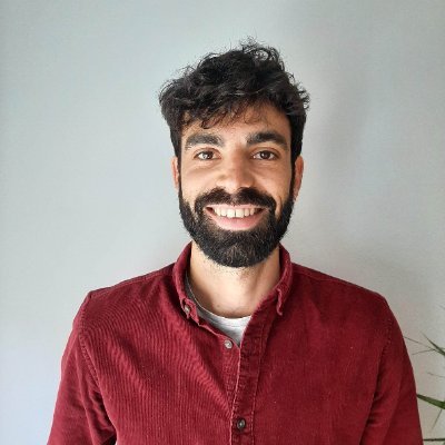 Algunos ratos periodista y otros consultor de comunicación. En realidad, casi siempre estoy jugando al ajedrez.
