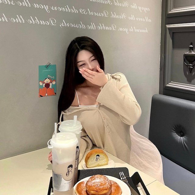ちょっと変態な美容部員/28歳/Dカップ/友達だいたい変態です😅/フォローしてくれた人にはセフレ希望の女友達紹介します✨