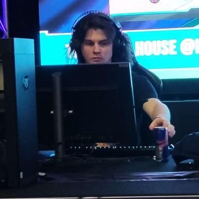 r_2mad's profile picture. i am r2