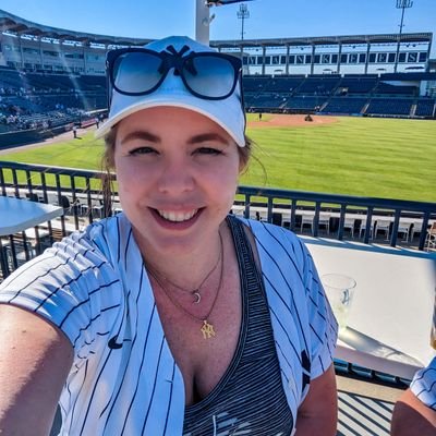 Diehard Yankees fan | Stuck in Florida |
 Co-host of the @damnyanks_pod | UF Alumna | Go Gators 🐊