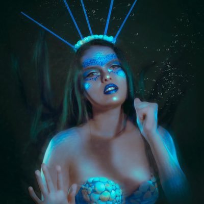 “Las nuevas hogueras del siglo XXI siguen más vivas que nunca. Las brujas de este nuevo siglo, también.” 💚💜