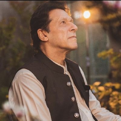 مجھے جیتنا بھی  آتا ہے اور ہارنا بھی آتا ہے  اور ہار کر پھر سے کھڑا ہونا بھی آتا ہے.