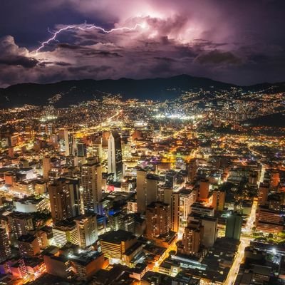 Por acá tratando de entender si Medellín va de culos y si se puede salvar de tanto inepto