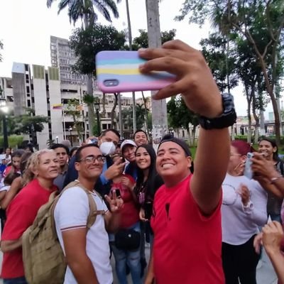 Joven Venezuela 
Miembro del @Jpsuv-Lara 
Comisionado de Movimientos Sociales 
Estructura Estadal De La Mision Robert Serra 
Miembro de la Comuna Chavez Vive