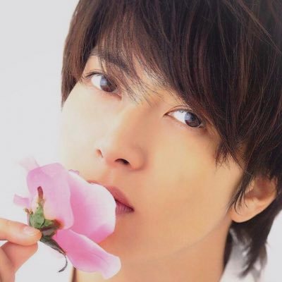 山下智久くんの顔が好き😍声が好き💕歌が好き❣️そして何事にも全力で取組み常に新しいことにチャレンジするポジティブな生き方が大好き❤やまぴーがやりたいことをしていけるように、できる限り応援していきます💕