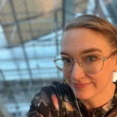 A marketing professional and a mum of three. Two worlds, different interests, same rush 24/7.