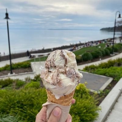 m7naila's profile picture. 내 미래를 향해 가 저 푸른 바다와 내 헤르츠를 믿어 💜