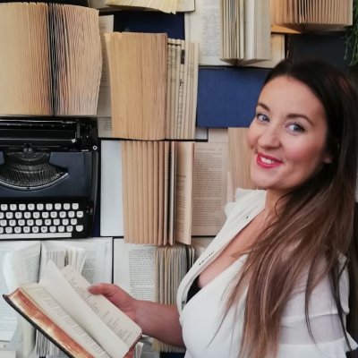 YA 🏳️🌈 Author fuelled by books and hot chocolate. Shortlisted for Friday Night Live! Published poet. She/Her.
Pro Book Editor for a living: @KirstenReesEdit